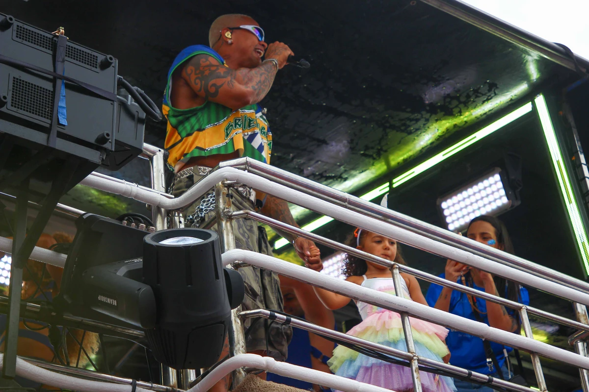 Pequena Liz faz participação em apresentação de Léo Santana na Barra-Ondina