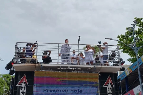 Saulo Fernandes iniciou desfile por Millena Marques/CORREIO