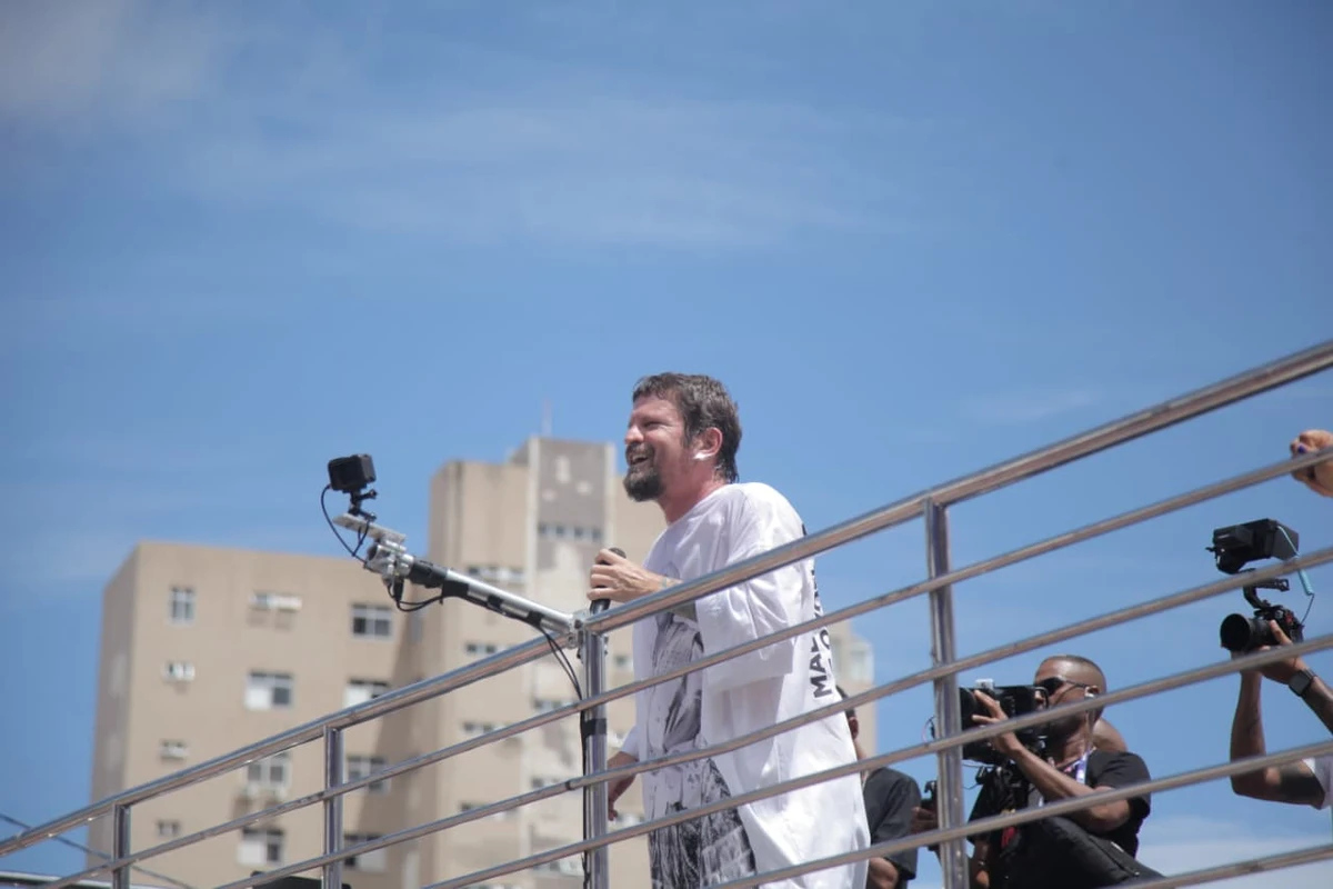 Saulo Fernandes no trio