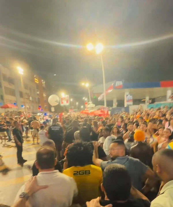 Wesley Safadão passa fantasiado por meio de foliões no Circuito Barra-Ondina por Reprodução/Redes sociais