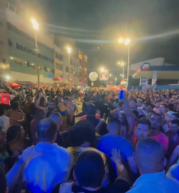 Wesley Safadão passa fantasiado por meio de foliões no Circuito Barra-Ondina por Reprodução/Redes sociais