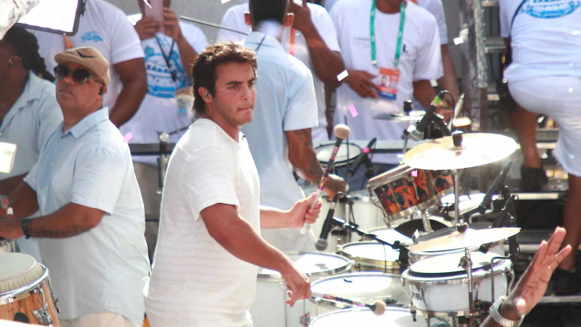 Imagem - Mamãe Coruja: Marcelo Sangalo atrai olhares dos fãs ao tocar no trio durante desfile de Ivete