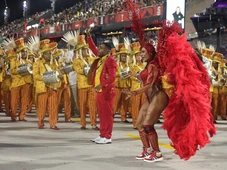 Imagem - Rainha de bateria, Gracyanne Barbosa chega atrasada e de tênis em desfile da União da Ilha