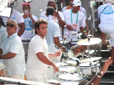 Imagem - Mamãe Coruja: Marcelo Sangalo atrai olhares dos fãs ao tocar no trio durante desfile de Ivete