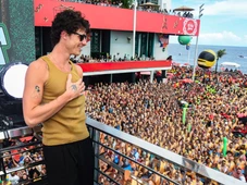 Imagem - Shawn Mendes conversa com foliões no Carnaval de Salvador: 'Agora ele é Pivete Sangalo'