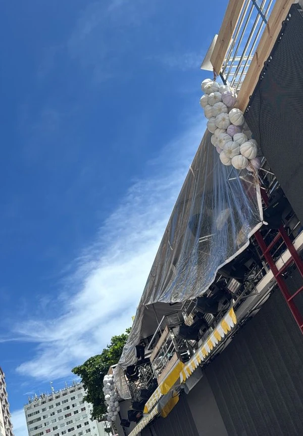 Alhos no trio elétrico de Claudia Leitte