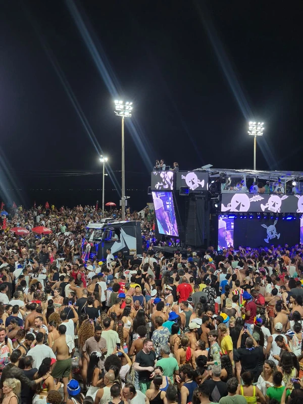 BaianaSystem balança as estruturas com sua pipoca no Circuito Dodô por Ana Beatriz Sousa/CORREIO