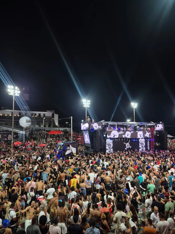 BaianaSystem balança as estruturas com sua pipoca no Circuito Dodô por Ana Beatriz Sousa/CORREIO