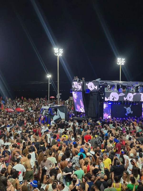 BaianaSystem balança as estruturas com sua pipoca no Circuito Dodô por Ana Beatriz Sousa/CORREIO