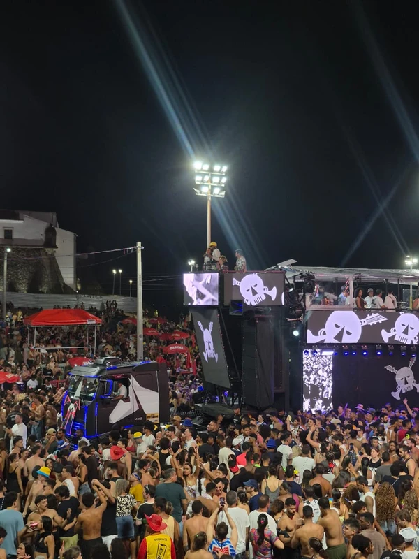 BaianaSystem balança as estruturas com sua pipoca no Circuito Dodô por Ana Beatriz Sousa/CORREIO