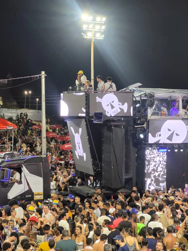 BaianaSystem balança as estruturas com sua pipoca no Circuito Dodô