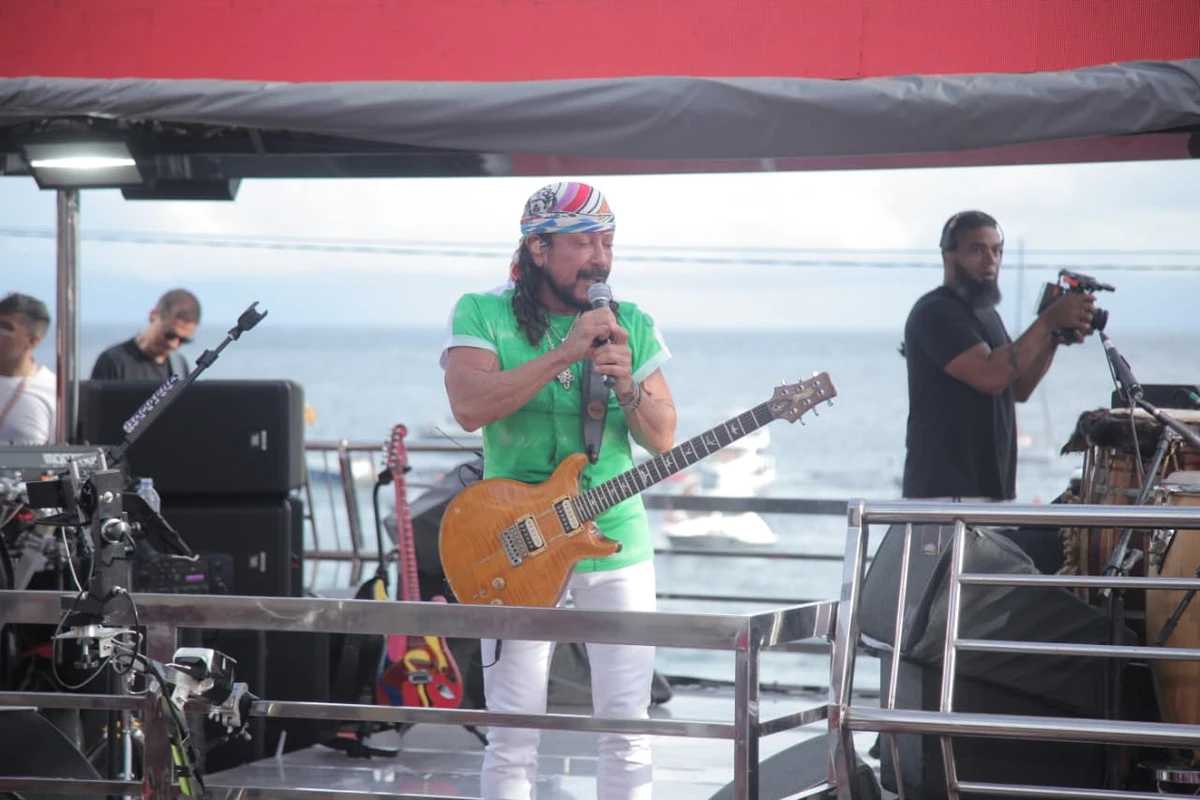 Bell Marques dá sequência em sua maratona de trios com bloco Vumbora por Sora Maia/CORREIO