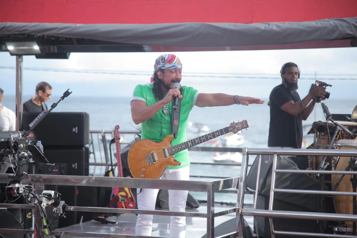 Bell Marques dá sequência em sua maratona de trios com bloco Vumbora por Sora Maia/CORREIO