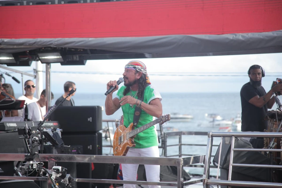 Bell Marques dá sequência em sua maratona de trios com bloco Vumbora por Sora Maia/CORREIO