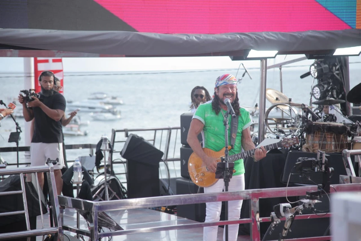 Bell Marques dá sequência em sua maratona de trios com bloco Vumbora