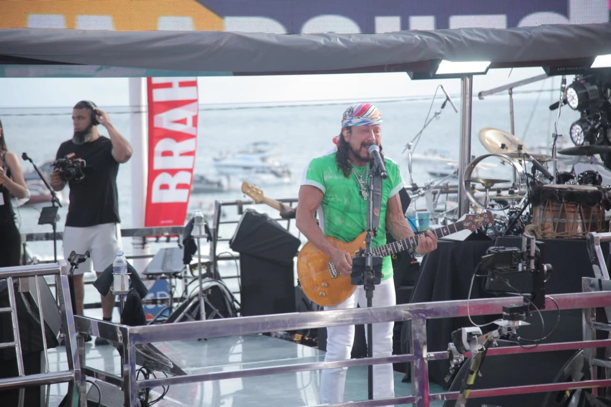 Bell Marques dá sequência em sua maratona de trios com bloco Vumbora