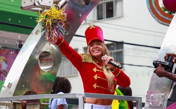 Carla Perez comanda o trio Pipoca Doce