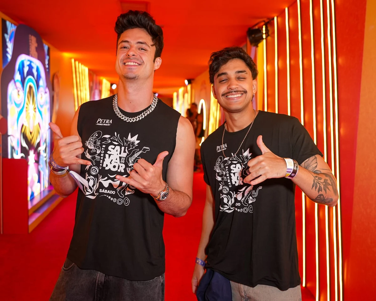 Famosos curtiram o camarote Salvador na terceira noite por Thiago Duran e Caio Duran 