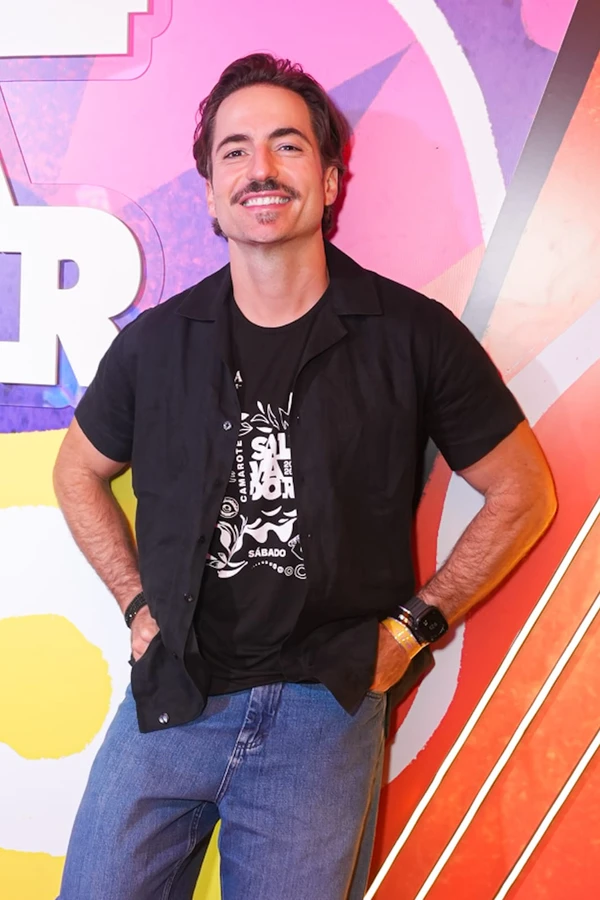 Famosos curtiram o camarote Salvador na terceira noite por Thiago Duran e Caio Duran 