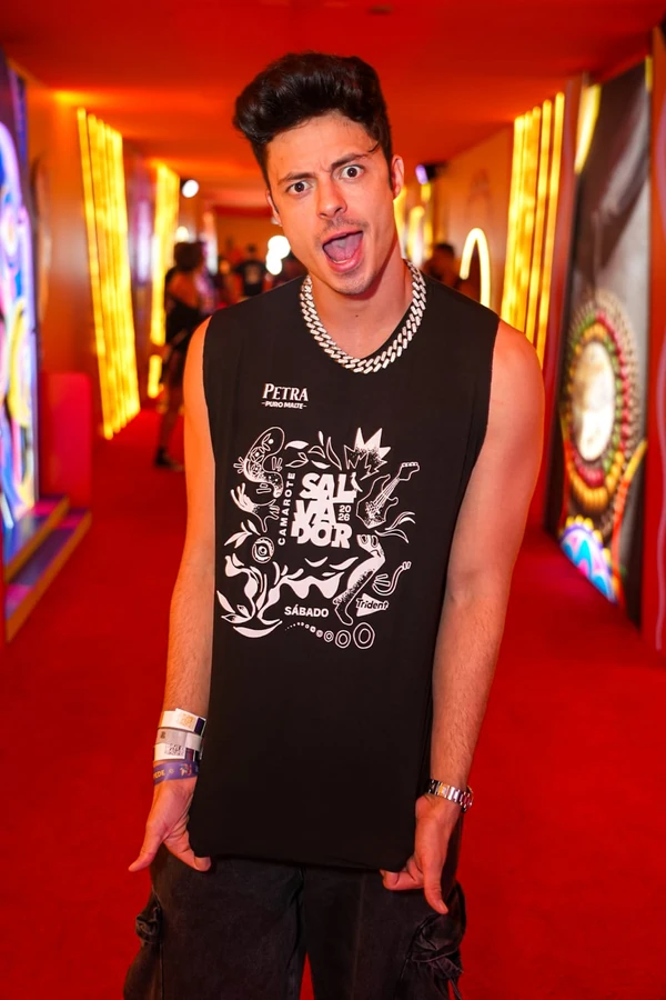 Famosos curtiram o camarote Salvador na terceira noite por Thiago Duran e Caio Duran 