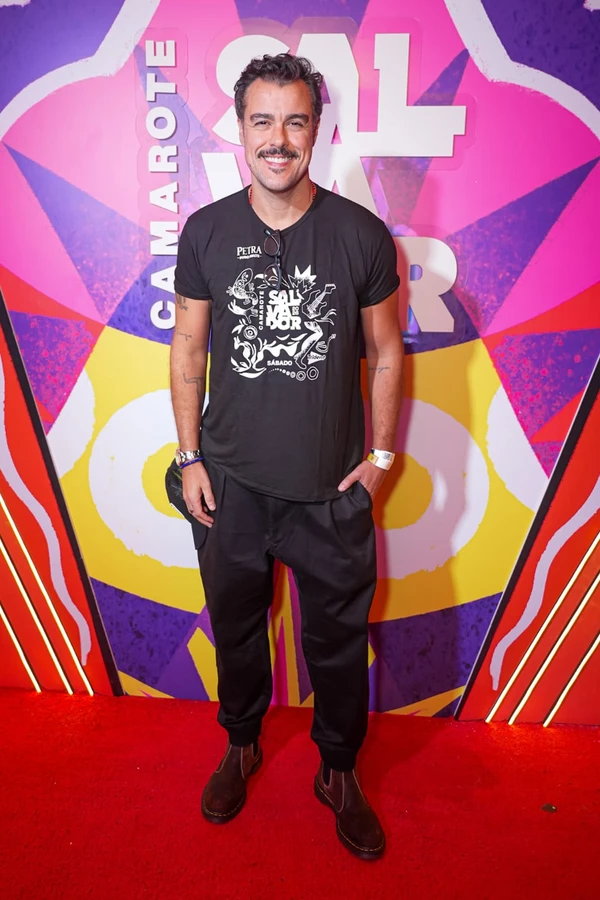 Famosos curtiram o camarote Salvador na terceira noite por Thiago Duran e Caio Duran 