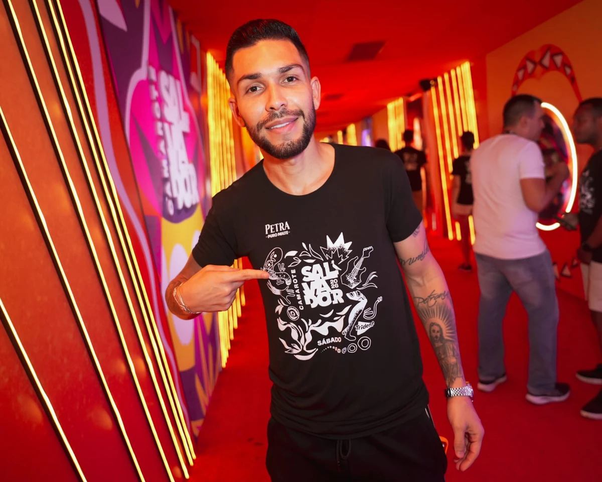 Famosos curtiram o camarote Salvador na terceira noite por Thiago Duran e Caio Duran 