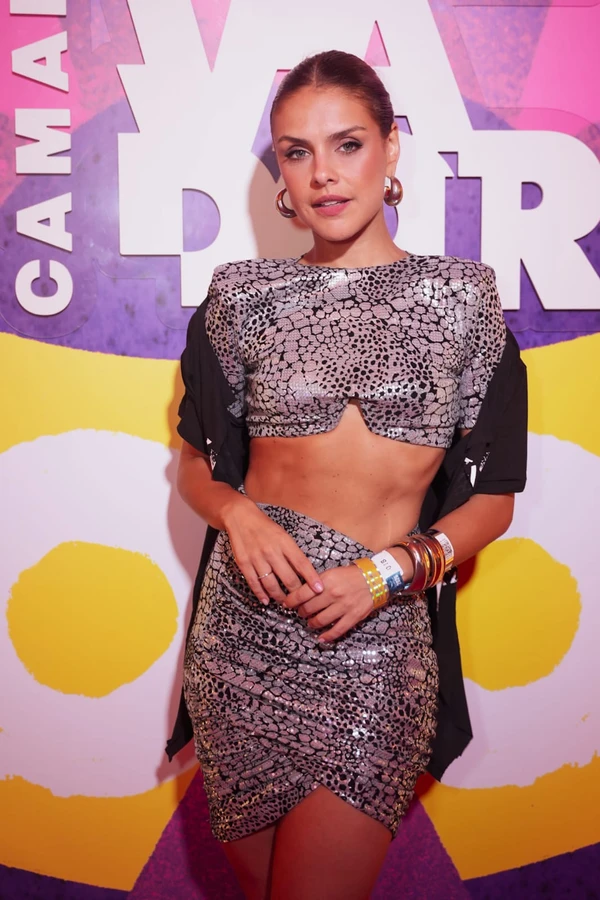 Famosos curtiram o camarote Salvador na terceira noite por Thiago Duran e Caio Duran 