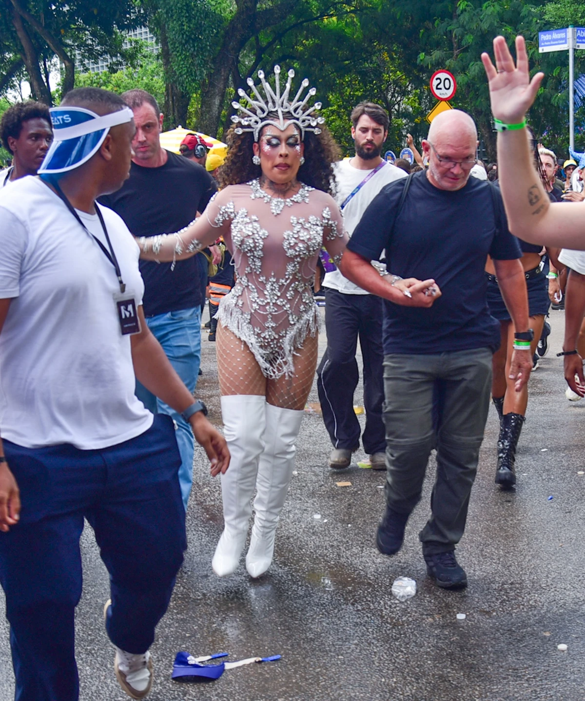 Glória Groove posa antes de apresentar no Bloco Agrada Gregos no Parque Ibirapuera, em São Paulo por Edu Araujo/Agnews