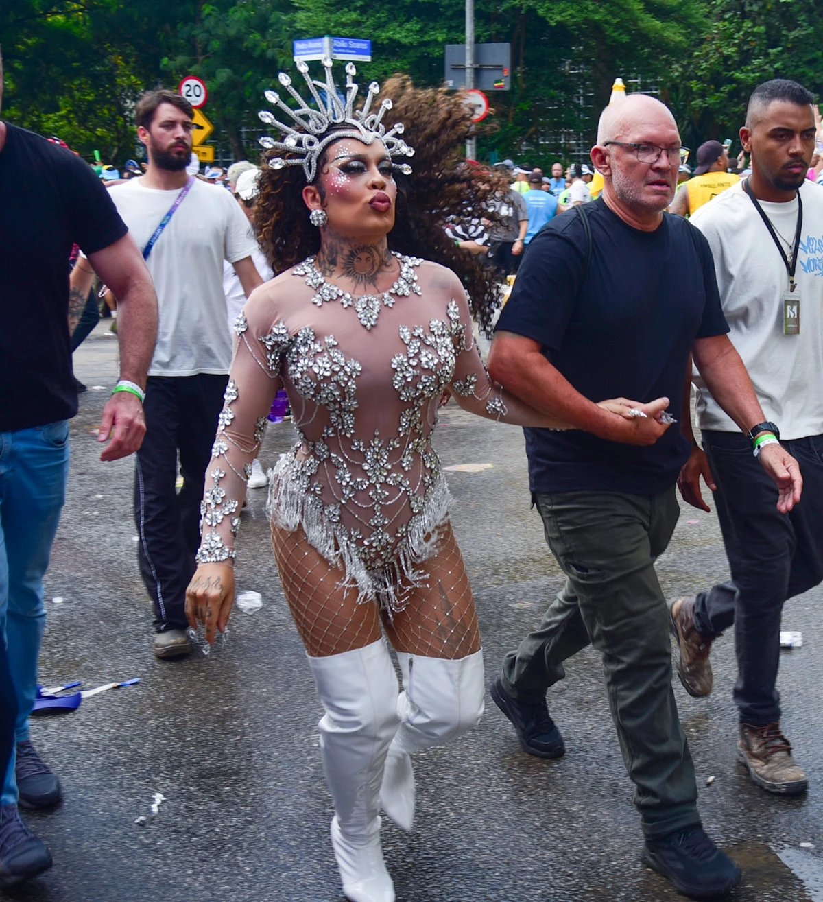 Glória Groove posa antes de apresentar no Bloco Agrada Gregos no Parque Ibirapuera, em São Paulo por Edu Araujo/Agnews