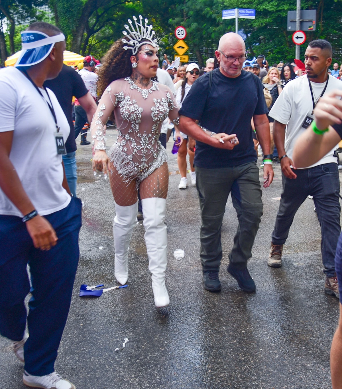 Glória Groove posa antes de apresentar no Bloco Agrada Gregos no Parque Ibirapuera, em São Paulo por Edu Araujo/Agnews