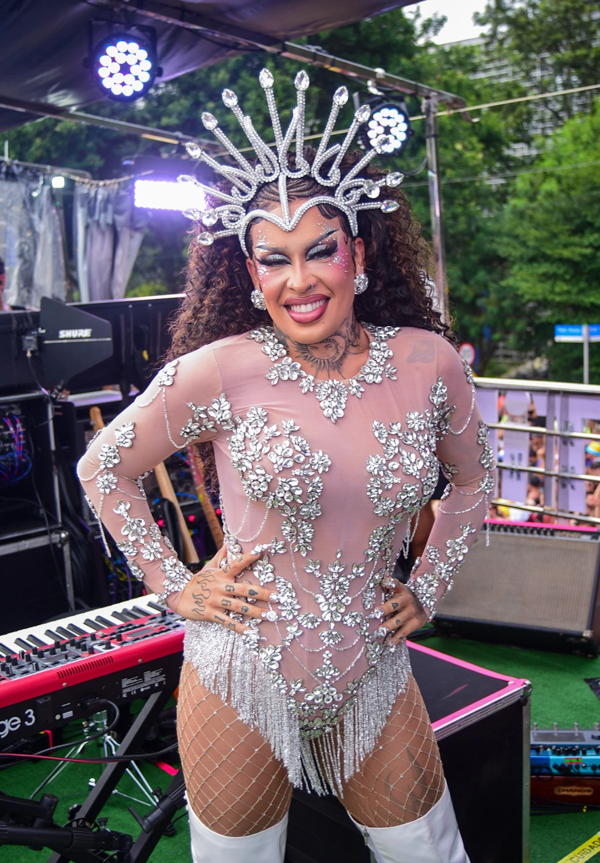 Glória Groove posa antes de apresentar no Bloco Agrada Gregos no Parque Ibirapuera, em São Paulo por Edu Araujo/Agnews