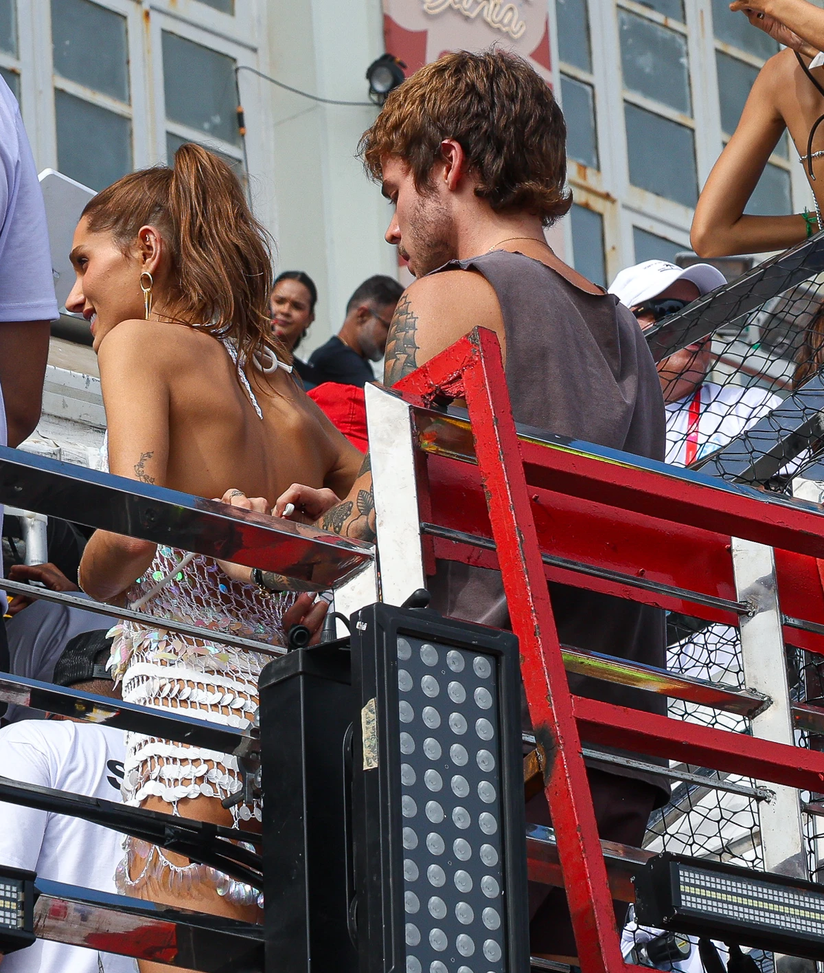 João Lucas ajustou a fantasia de Sasha por Tomzé Fonseca/ Agnews