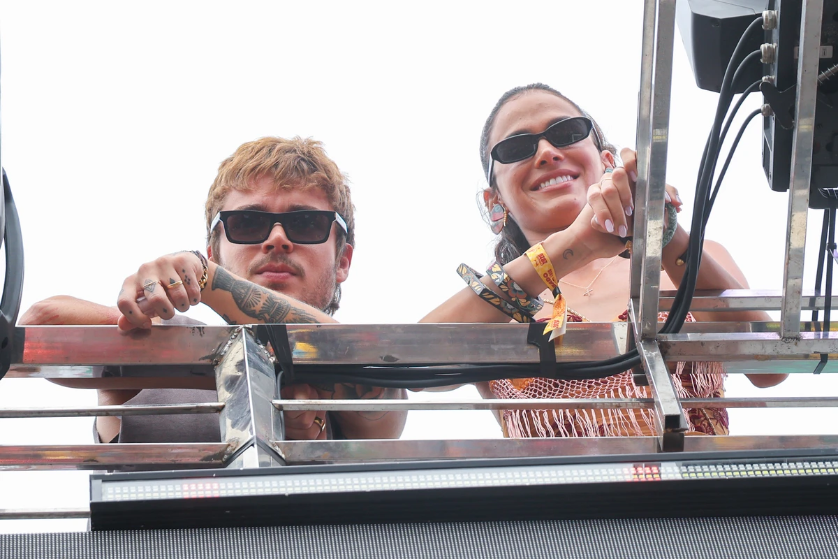 João Lucas e Bruna Marquezine chegam no trio de Ivete Sangalo por Tomzé Fonseca/ Agnews