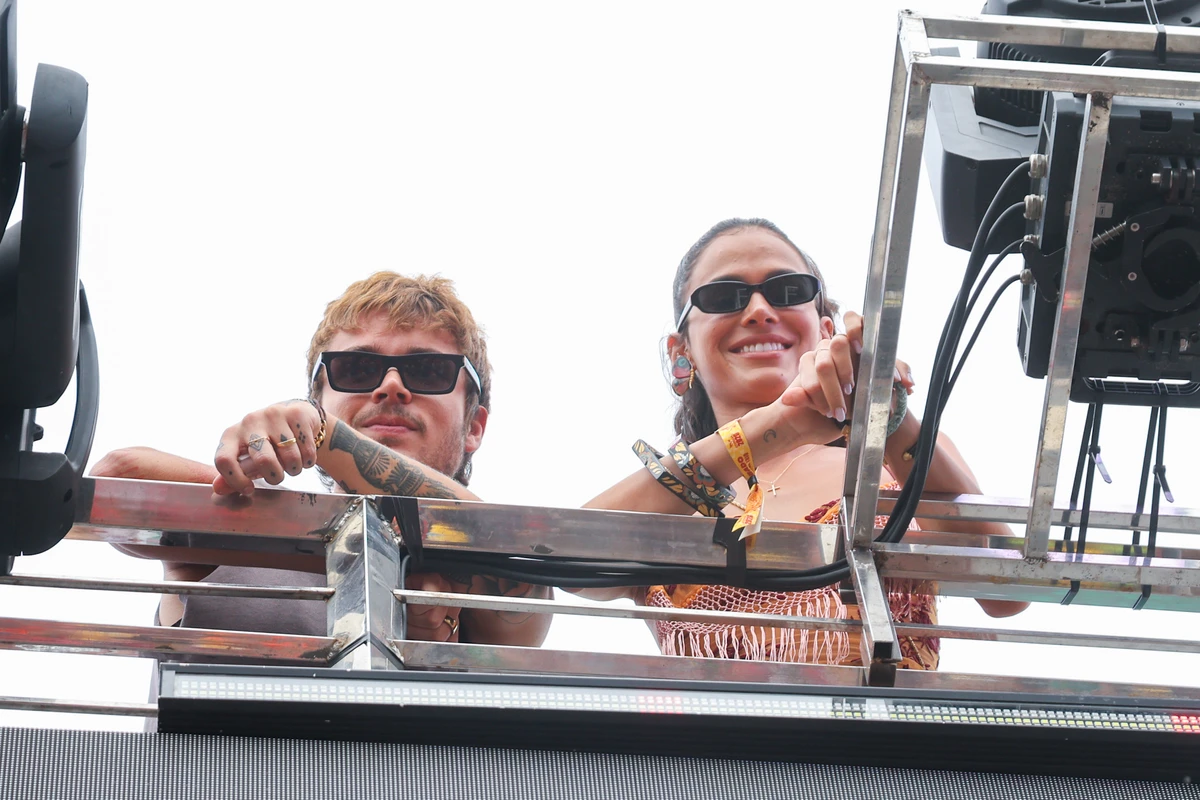 João Lucas e Bruna Marquezine chegam no trio de Ivete Sangalo por Tomzé Fonseca/ Agnews