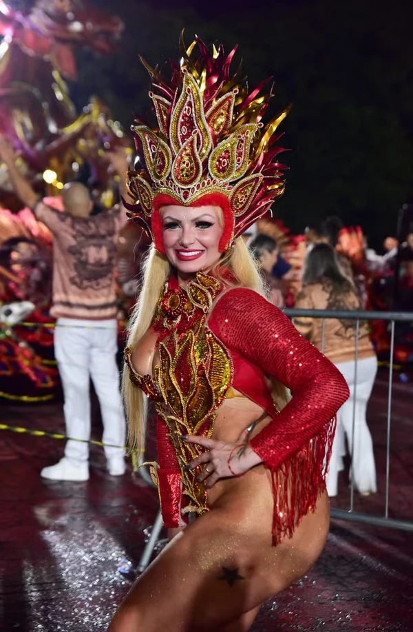 Mulher Pêra por Natália Rampinelli/Agnews