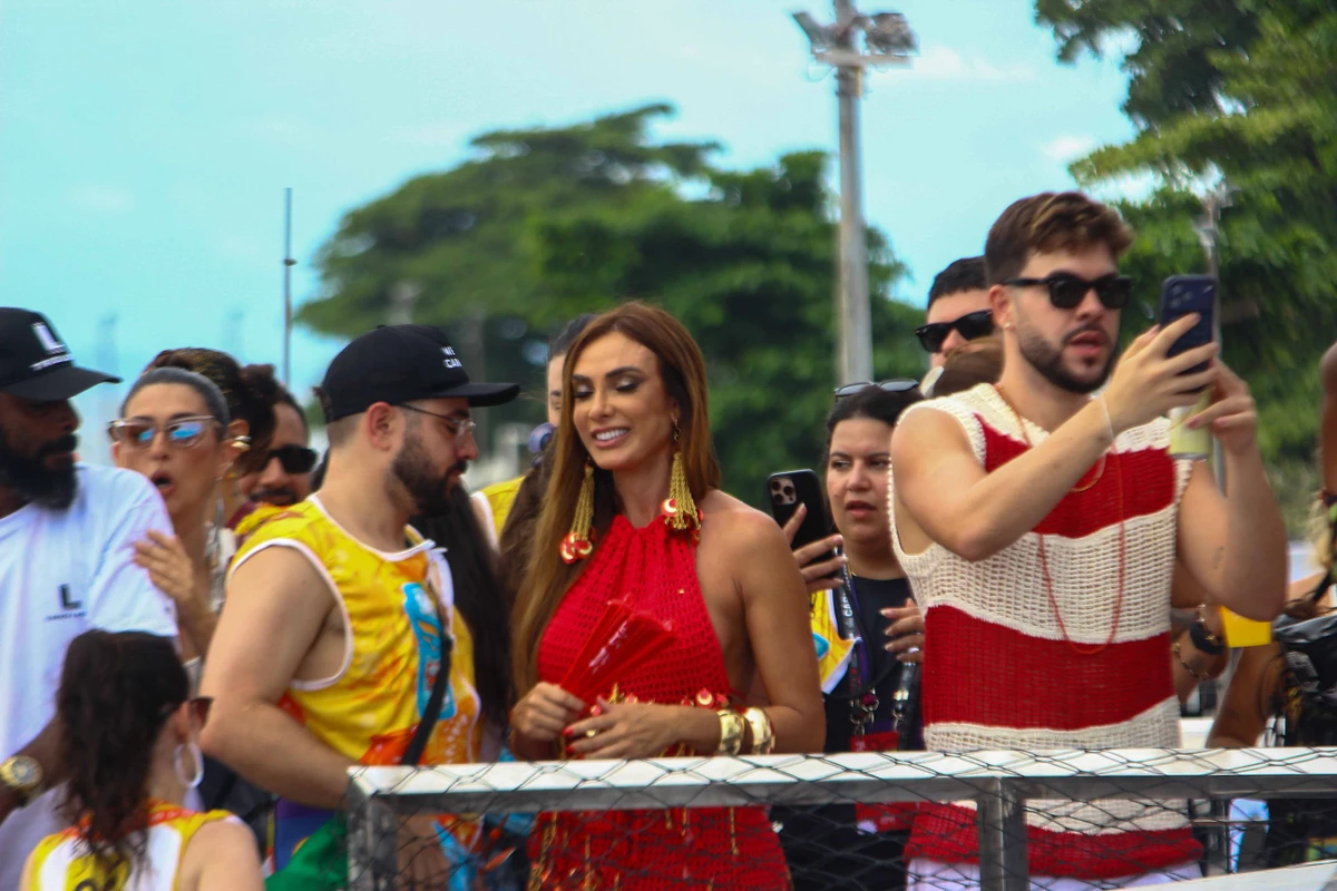 Nicole Bahls prestigia a estreia de Ivete Sangalo no Carnaval 2026 por Vitor Santos / AgNews