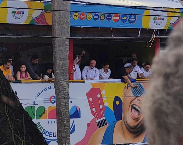 Presidente Lula chega para acompanhar Carnaval de Salvador durante passagem das Muquiranas