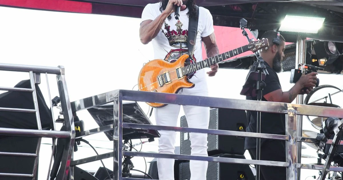 Imagem - Bell Marques perde a paciência com folião na Barra: 'Imbecil!'