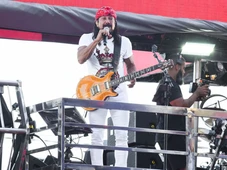 Imagem - Bell Marques perde a paciência com folião na Barra: 'Imbecil!'