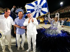Imagem - FOTOS: Lula se emociona ao chegar na Sapucaí para acompanhar homenagem da Acadêmicos de Niterói