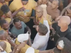 Imagem - Saulo desce do trio e entra na pipoca para abrir roda com foliões