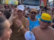 Imagem - Marcelinho Sangalo e Shawn Mendes descem do trio para curtir Carnaval no chão