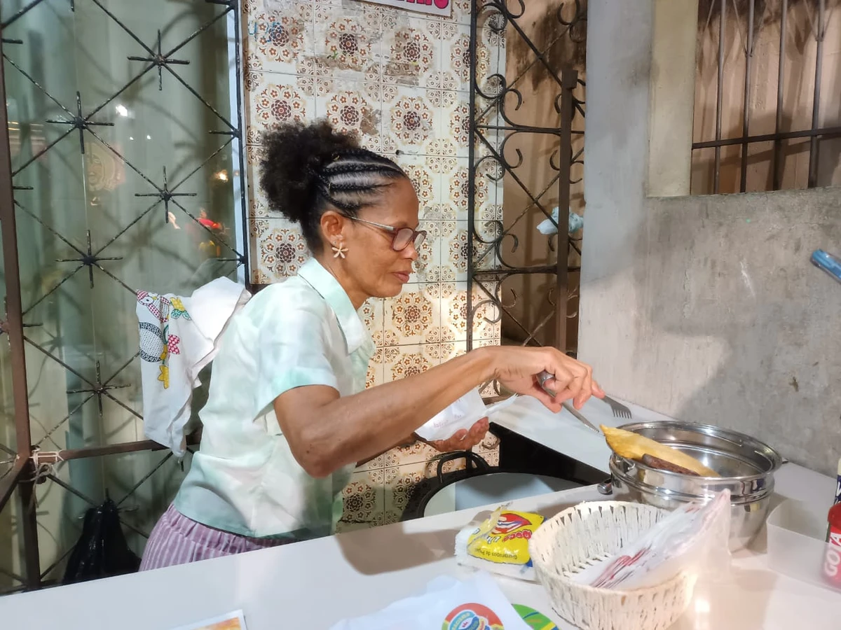 Eliene Ramos vende pastéis na saída do Ilê há 17 anos