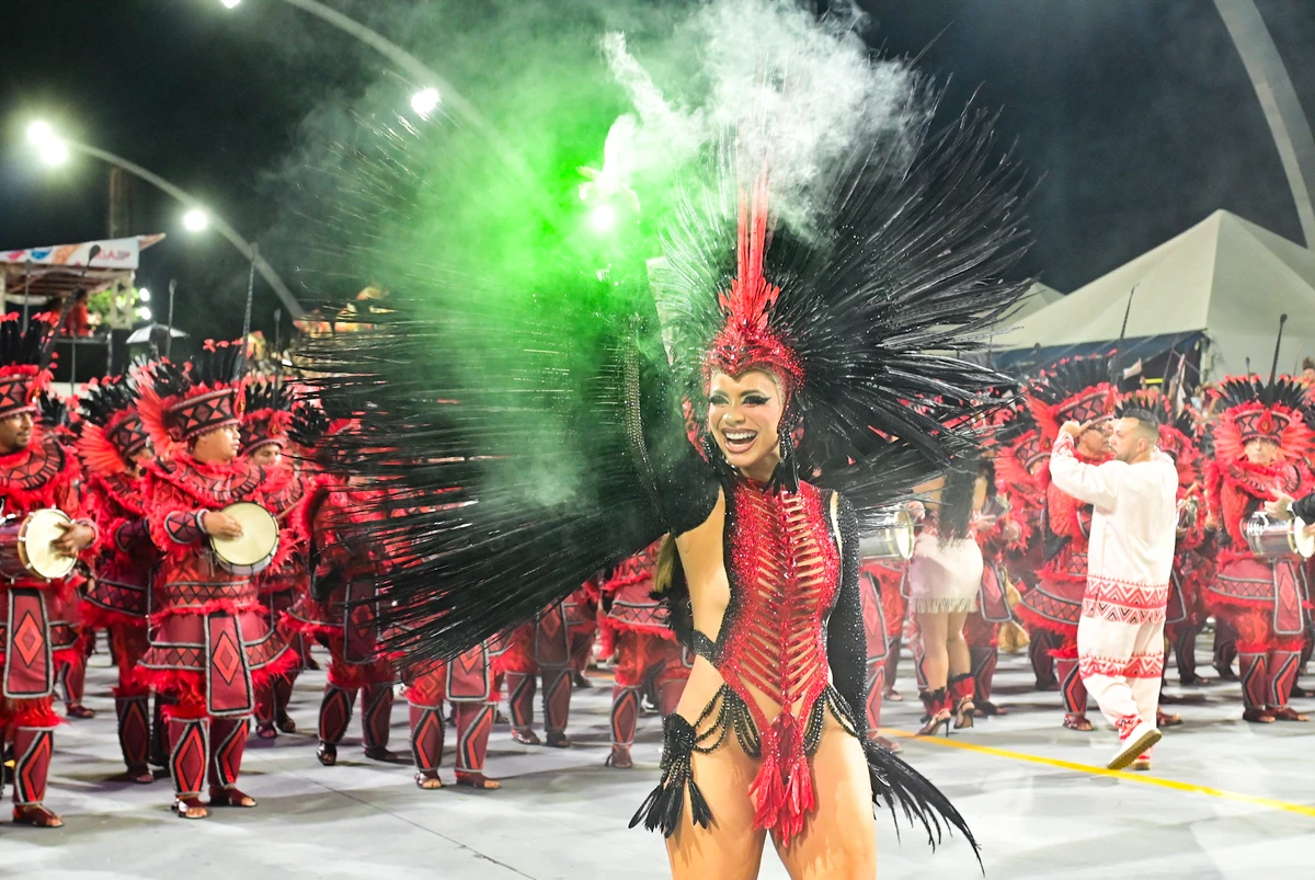 Lexa desfila pela Dragões da Real por Leo Franco/AgNews