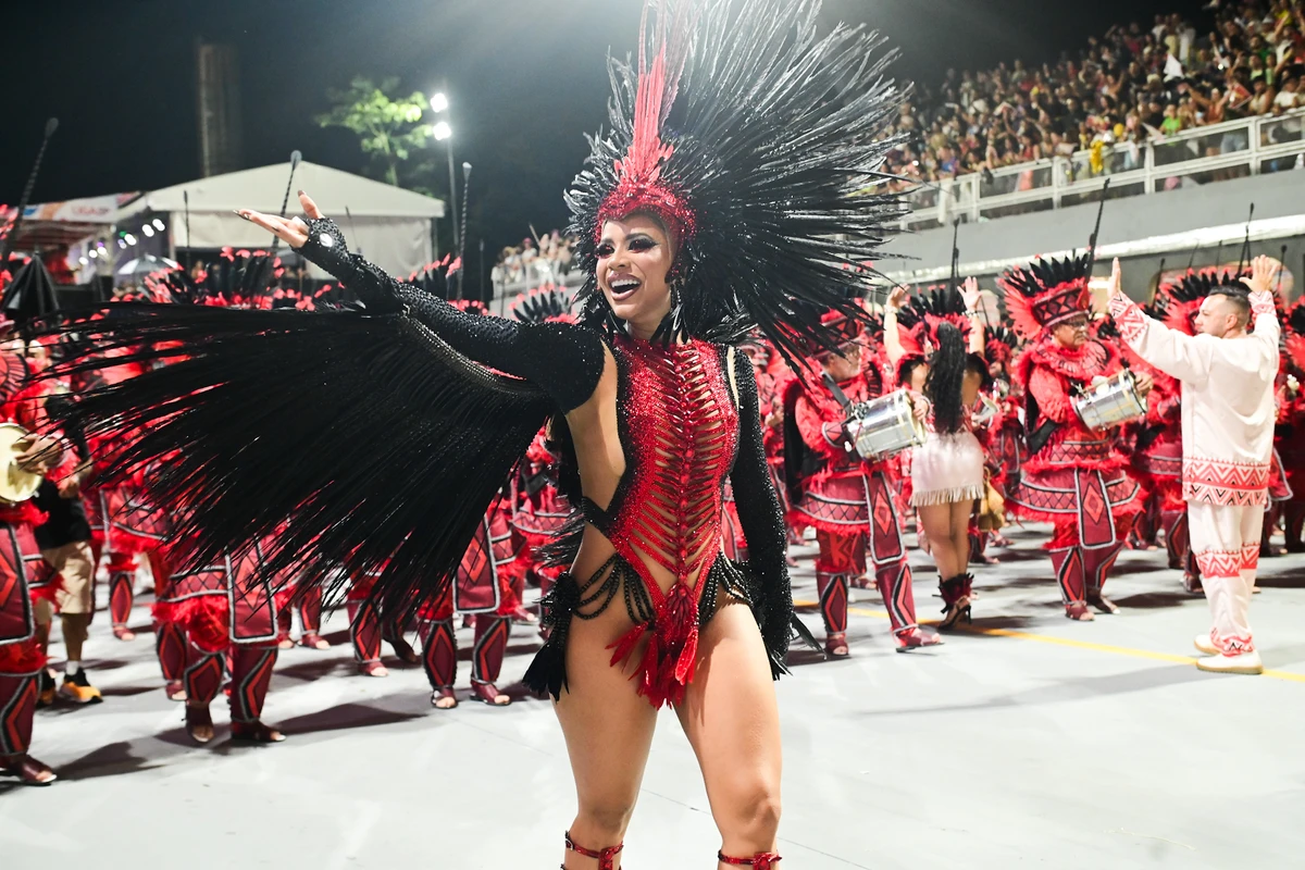 Lexa desfila pela Dragões da Real por Leo Franco / AgNews