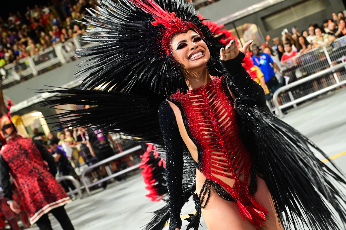 Lexa desfila pela Dragões da Real por Leo Franco / AgNews