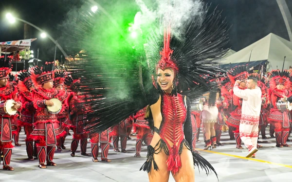 Lexa desfila pela Dragões da Real