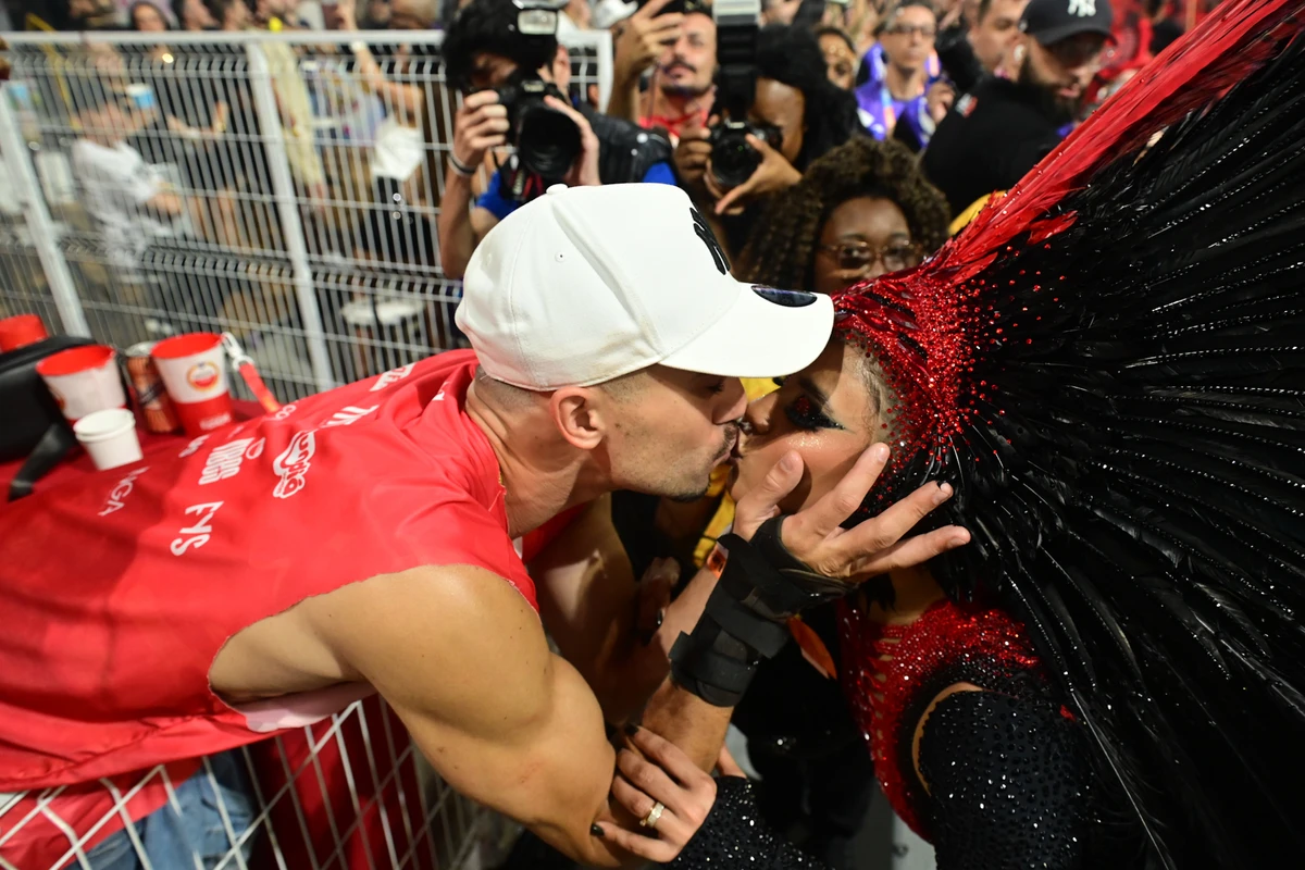 Lexa ganha beijo do marido no meio do desfile da Dragões da Real por Leo Franco/AgNews