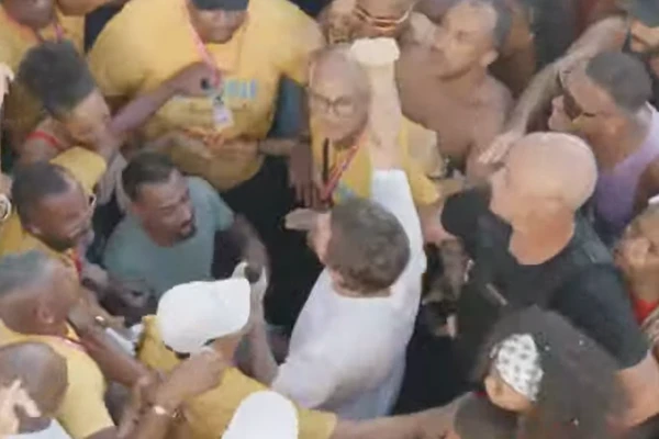 Saulo desce do trio e entra na pipoca para abrir roda com foliões no Campo Grande