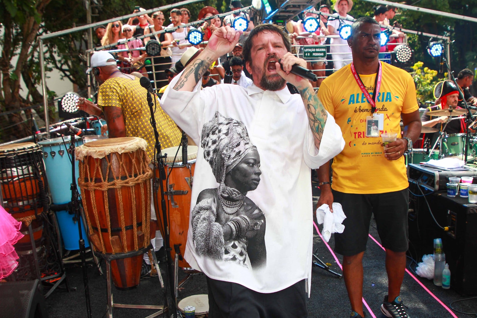 Saulo presta homenagem à Negra Jhô com figurino especial por  Vitor Santos / AgNews